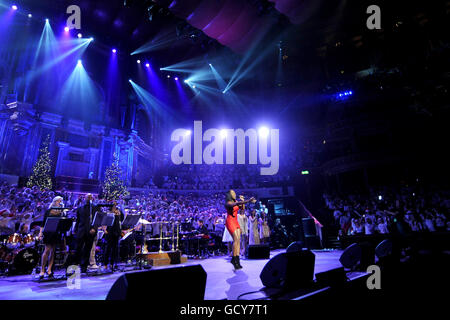 Alexandra Burke si esibisce durante lo spettacolo di Natale SARGENT PRESSO la Royal Albert Hall di Londra Foto Stock