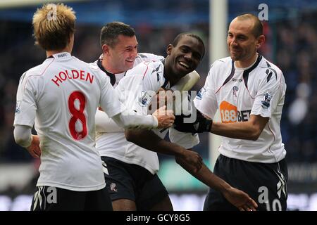 Bolton Wanderers' Fabrice Muamba (secondo da destra) festeggia il punteggio di apertura del gioco con il suo compagni di squadra Foto Stock