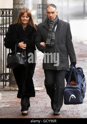 Tommy e Gail Sheridan arrivano alla High Court di Glasgow, dove sono sotto processo accusati di aver mentito sotto giuramento durante la riuscita azione di diffamazione del signor Sheridan contro il giornale News of the World del 2006. Foto Stock