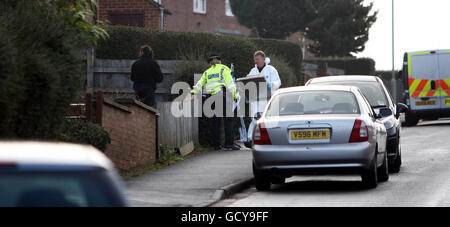 Attività di polizia al di fuori di una casa a Mold Crescent, Banbury, oggi. La polizia stava indagando su un sospetto doppio omicidio dopo che gli ufficiali hanno scoperto i corpi di un uomo e di una donna in casa. Foto Stock