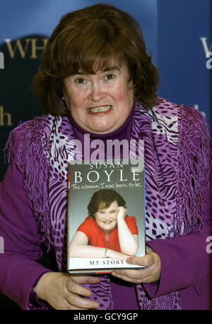 Susan Boyle in un libro che firma per la sua autobiografia, 'la donna sono nato per essere' al St Enoch Centre di Glasgow. Foto Stock