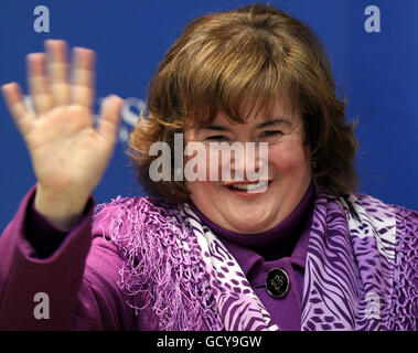 Susan Boyle in un libro che firma per la sua autobiografia, 'la donna sono nato per essere' al St Enoch Centre di Glasgow. Foto Stock