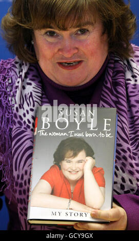 Susan Boyle in un libro che firma per la sua autobiografia, 'la donna sono nato per essere' al St Enoch Centre di Glasgow. Foto Stock