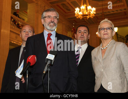 Sinn Fein il presidente Gerry Adams (seconda a sinistra) parla ai media di Stormont, Belfast. Adams ha negato le rivendicazioni su WikiLeaks che era un leader dell'IRA e aveva una conoscenza avanzata del famigerato raid della Northern Bank. Foto Stock