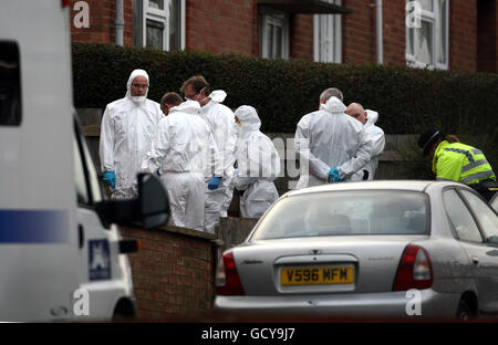 Attività di polizia al di fuori di una casa a Mold Crescent, Banbury, oggi. La polizia stava indagando su un sospetto doppio omicidio dopo che gli ufficiali hanno scoperto i corpi di un uomo e di una donna in casa. Foto Stock