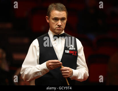 Stephen Hendry in Scozia al tavolo durante la sua partita di round 2 contro il Wales' Mark Williams durante i campionati del Regno Unito del 12Bet.Com al Telford International Centre di Telford Foto Stock