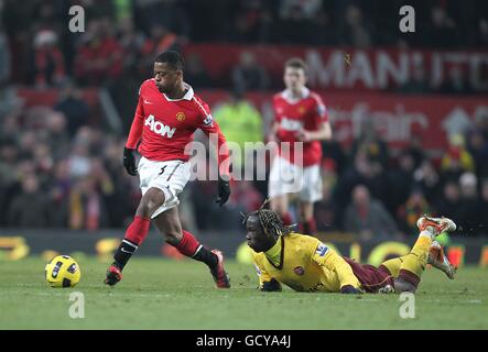 Calcio - Barclays Premier League - Manchester United / Arsenal - Old Trafford. Patrice Evra del Manchester United (a sinistra) e Bacary Sagna dell'Arsenal (a destra) Foto Stock