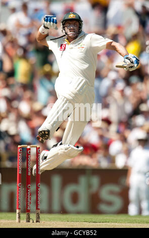 Cricket - Serie 2010 ceneri - terzo Test Match - Day Three - Australia / Inghilterra - The WACA. Mike Hussey, australiano, festeggia il raggiungimento del suo secolo durante la terza partita di prova delle ceneri al WACA di Perth, Australia. Foto Stock