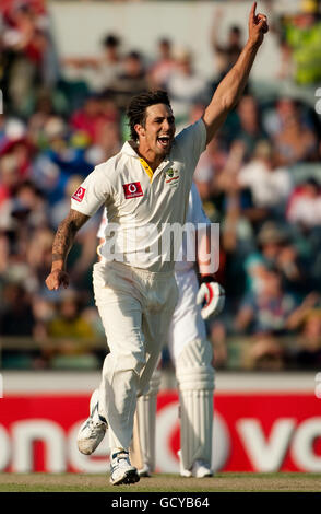 Cricket - Serie 2010 ceneri - terzo Test Match - Day Three - Australia / Inghilterra - The WACA. Mitchell Johnson dell'Australia celebra la scomparsa di Jonathan Trott in Inghilterra durante la terza partita di prova delle ceneri al WACA di Perth, Australia. Foto Stock