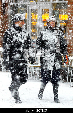 Una coppia ha coraggioso una tempesta di neve a Tunbridge Wells, Kent, mentre il tempo previsto spazzano attraverso il sud del paese. Foto Stock