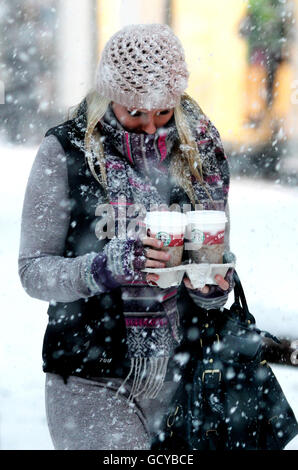 Una signora affronta una tempesta di neve a Tunbridge Wells, Kent, mentre il maltempo previsto passa attraverso il sud del paese. Foto Stock