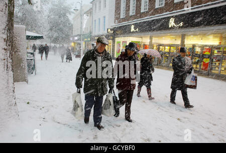 Gli acquirenti di Natale hanno sfidato una tempesta di neve a Tunbridge Wells, Kent, mentre il tempo previsto per le cattive giornate traspende in tutto il paese. Foto Stock