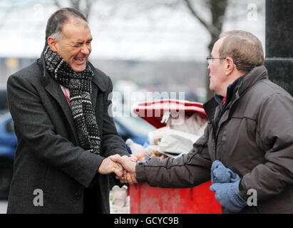 Tommy Sheridan viene accolto da un malvito quando arriva a Glasgow High Court, dove è accusato di mentire sotto giuramento durante la sua efficace azione di diffamazione contro il giornale News of the World nel 2006. Foto Stock