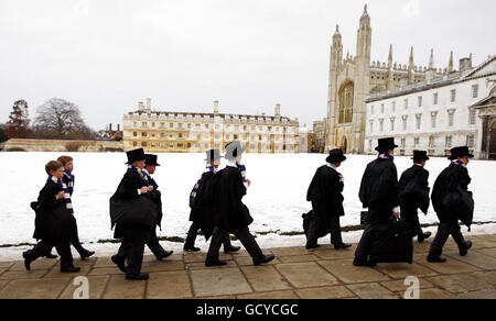 I coristi - tra i 10 e i 13 anni - procedono dalla vicina King's College School alla cappella del King's College, Cambridge, per partecipare alle prove finali per l'annuale Festival della vigilia di Natale di nove lezioni e Carols. Foto Stock