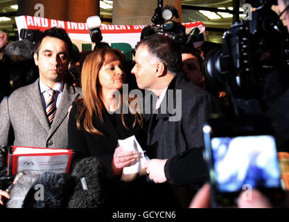 Tommy Sheridan e Gail Sheridan fuori Glasgow High Court dopo che Sheridan è stato ritenuto colpevole di aver mentito sotto giuramento durante la sua efficace azione di diffamazione contro il giornale News of the World nel 2006. Foto Stock