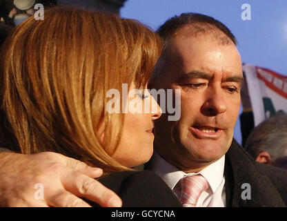 Tommy Sheridan e Gail Sheridan fuori Glasgow High Court dopo che Sheridan è stato ritenuto colpevole di aver mentito sotto giuramento durante la sua efficace azione di diffamazione contro il giornale News of the World nel 2006. Foto Stock