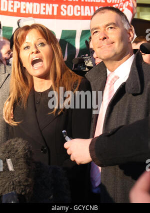 Tommy Sheridan e Gail Sheridan fuori Glasgow High Court dopo che Sheridan è stato ritenuto colpevole di aver mentito sotto giuramento durante la sua efficace azione di diffamazione contro il giornale News of the World nel 2006. Foto Stock