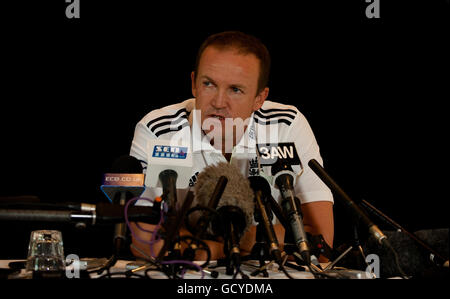 L'allenatore inglese Andy Flower parla durante una conferenza stampa al Team Hotel di Melbourne, Australia. Foto Stock