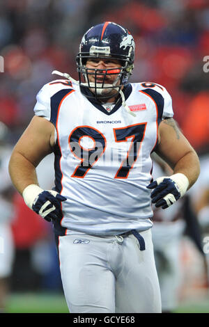 American Football - NFL - San Francisco 49ers / Denver Broncos - Wembley Stadium. Justin Bannan, Denver Broncos finale difensivo Foto Stock