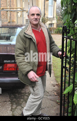 Peter Stanley arriva con la sua auto a casa sua a Clifton, Bristol, dopo che è stato esaminato dalla polizia. La polizia ha confermato che Stanley, che vive in un appartamento nel palazzo a destra di Chris Jefferies' in Canynge Road, Clifton, è stato trattato come un testimone nel caso di omicidio di Joanna Yeates. Foto Stock