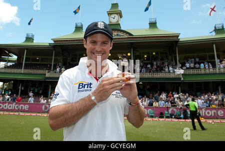 Cricket - Serie 2010 ceneri - Fifth Test Match - Australia / Inghilterra - Day Five - Sydney Cricket Ground. Il capitano inglese Andrew Strauss tiene l'urna delle ceneri dopo aver vinto il quinto Ash Test al Sydney Cricket Ground, Sydney, Australia. Foto Stock