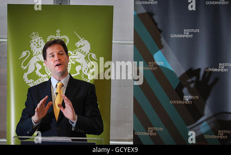 Il vice primo ministro Nick Clegg parla all'Institute for Government di Londra, dove ha segnalato che gli elementi chiave degli ordini di controllo sarebbero stati riformati mentre si era impegnato a "risurreggere" le libertà civili in Gran Bretagna. Foto Stock