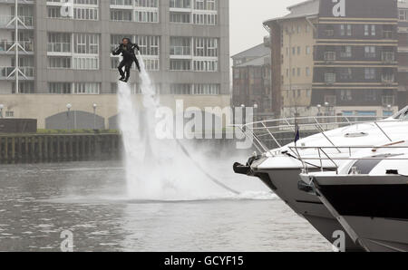 Un uomo su un Jetlev-Flyer durante il London International Boat Show, tenuto a Excel nella parte est di Londra. Foto Stock