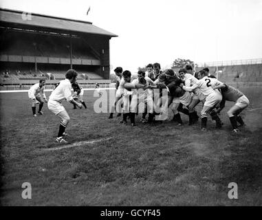 R Mainwaring di Swansea riporta la palla alla sua metà della mischia E Patterson Foto Stock