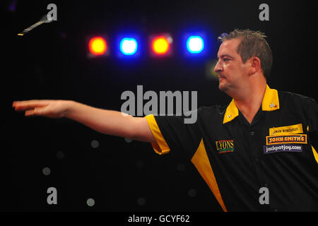 Il Dean Winstanley dell'Inghilterra in azione contro Stephen Bunting dell'Inghilterra durante il BDO World Professional Darts Championship al Lakeside Complex, Surrey. Foto Stock