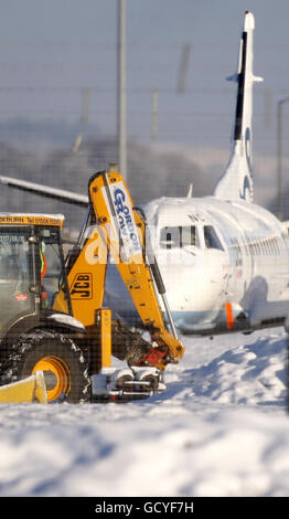 Vista generale dell'aeroporto di Edimburgo, che è stato chiuso oggi dopo una forte nevicata. Foto Stock