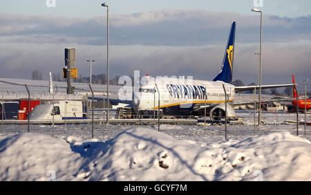 Una vista generale dell'aeroporto di Edimburgo, che è stato chiuso oggi dopo una forte nevicata. Foto Stock