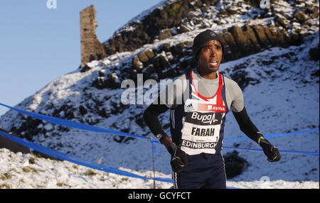 Il vincitore della gara Mo Farah, durante la gara Mens International Team Challenge 8k & Scottish Interdistrettuale durante la gara BUPA Great Winter Run di Edimburgo. Foto Stock