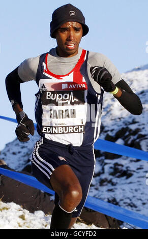 Il vincitore della gara Mo Farah, durante la gara Mens International Team Challenge 8k & Scottish Interdistrettuale durante la gara BUPA Great Winter Run di Edimburgo. Foto Stock