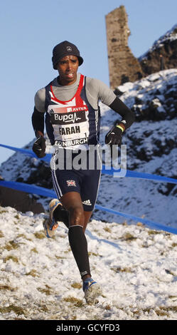 Il vincitore della gara Mo Farah, durante la gara Mens International Team Challenge 8k & Scottish Interdistrettuale durante la gara BUPA Great Winter Run di Edimburgo. Foto Stock