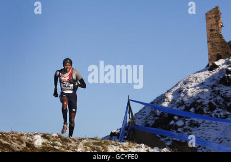Il vincitore della gara Mo Farah, durante la gara Mens International Team Challenge 8k & Scottish Interdistrettuale durante la gara BUPA Great Winter Run di Edimburgo. Foto Stock