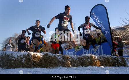 Il vincitore della gara Mo Farah (davanti a destra) e Scott Bauhs (davanti a sinistra) degli Stati Uniti, durante la gara Mens International Team Challenge 8k & Scottish InterDistrict durante la BuPA Great Winter Run di Edimburgo. Foto Stock