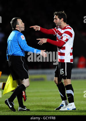 Calcio - fa Cup - terzo turno - Doncaster Rovers v Wolverhampton Wanderers - Keepmoat Stadium. Mark Wilson di Doncaster Rovers sostiene con il linesman durante la terza partita di fa Cup al Keepmoat Stadium di Doncaster. Foto Stock