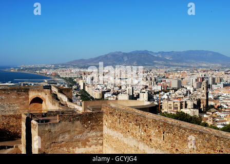 Castello di Gibralfaro pareti con vedute della città e del litorale, Malaga, provincia di Malaga, Andalusia, Spagna, Europa occidentale. Foto Stock