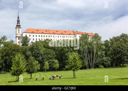 Decin castello barocco su una roccia sopra i giardini, Boemia settentrionale, Decin Repubblica Ceca Foto Stock