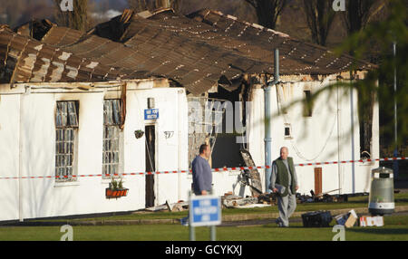 I detenuti camminano vicino al centro di induzione bruciato in HM Prison Ford vicino Arundel, West Sussex, dopo un rampage da circa 40 detenuti. Foto Stock