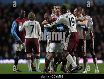 Gabriel Agbonlahor (centro) di Aston Villa viene trattenuto durante il Lotta che ha portato al suo compagno di squadra Emile Heskey (all'estrema sinistra) in fase di invio Foto Stock