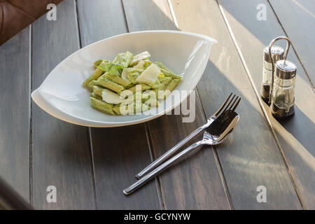 La molla penne con Pesto di spinaci e pisello verde Foto Stock