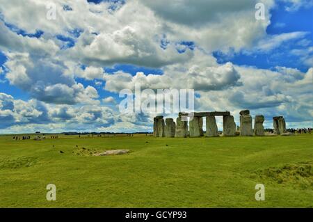 Ampia di Stonehenge su una bella giornata Foto Stock