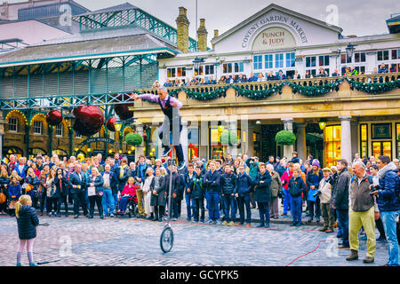Street performer. Il Covent Garden. London, England, Regno Unito, Europa. Foto Stock