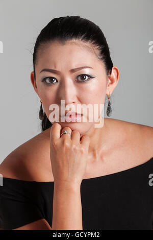 Eleganti donna asiatica in studio. Insoddisfatto Foto Stock