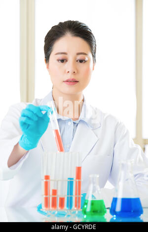 Asian femmina scienziato forense finalmente una svolta in laboratorio Foto Stock