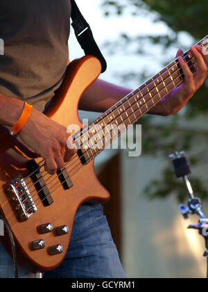 Bass Player esegue su un palco Foto Stock