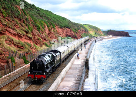 Locomotiva a vapore 46100 Royal Scot cale Torbay Express lungo la parete del mare a Dawlish South Devon Regno Unito Foto Stock