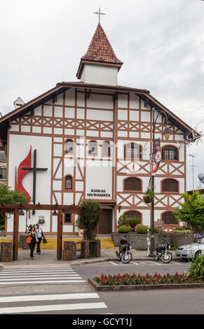 La metà del legname tipica chiesa metodista Gramado Brasile Foto Stock