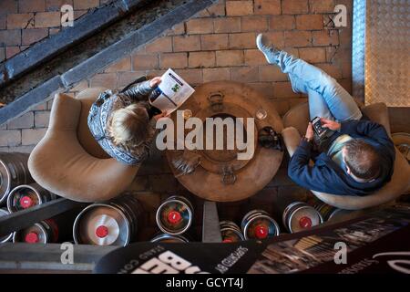 Giovane dentro Gruut fabbrica di birra in Gentse Stadsbrouwerij, Gand, Belgio. Foto Stock